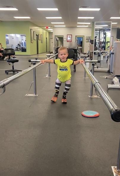 Video cảm động cậu trẻ cụt chân lần đầu tiên bước đi trên chân giả - 11