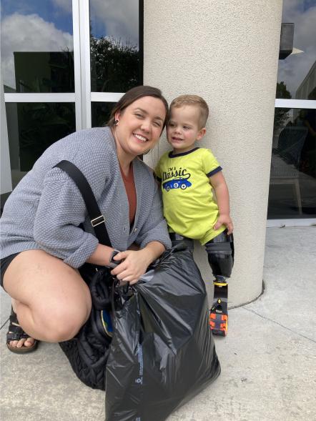 Cậu bé có thể chạy nhanh như những đứa trẻ khác cùng trang lứa.