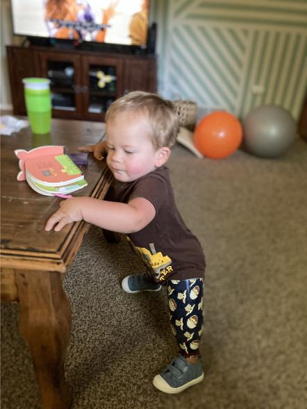 Video cảm động cậu trẻ cụt chân lần đầu tiên bước đi trên chân giả - 14