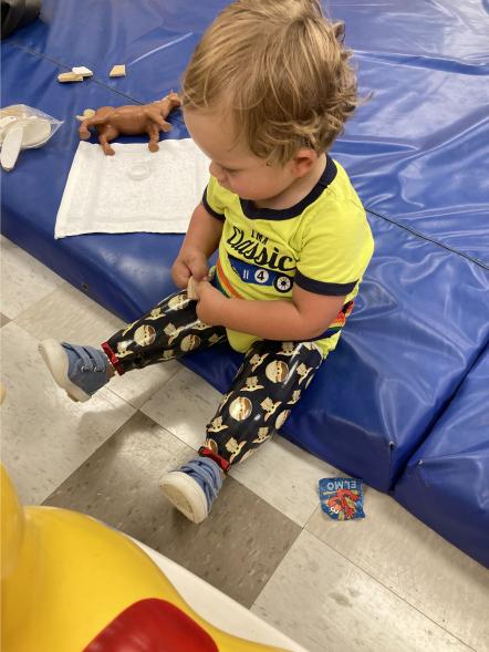 Video cảm động cậu trẻ cụt chân lần đầu tiên bước đi trên chân giả - 16