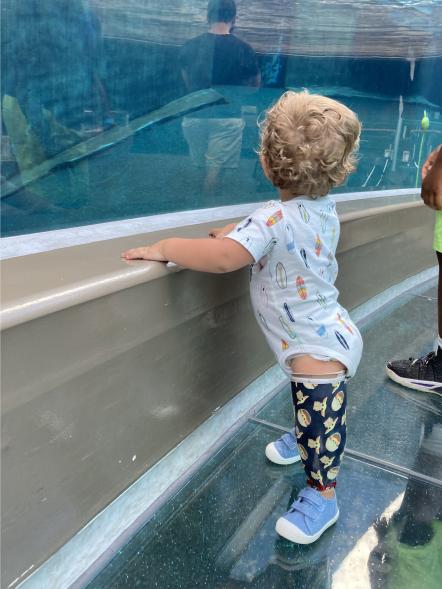 Cậu bé đã rất phấn khích khi lần đầu tiên nhìn thấy đôi chân giả