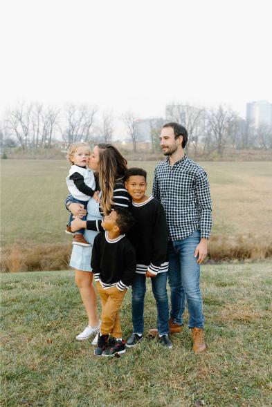 Louie Brown với mẹ Emmy, bố Justin và hai anh em Tay và Jojo.