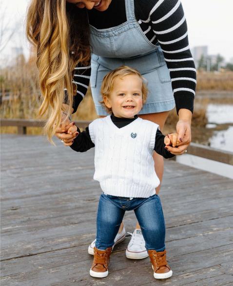 Louie Brown với mẹ Emmy.