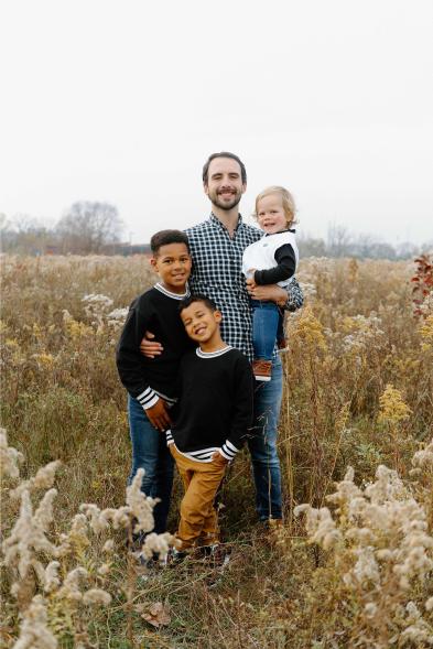 Louie Brown với bố Justin, hai anh em Tay và Jojo.