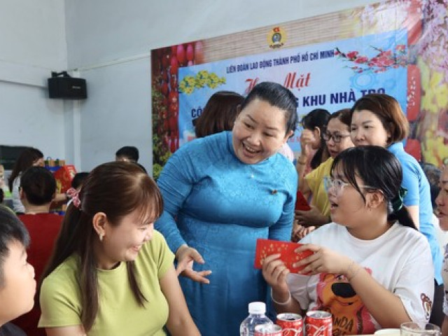 Tin tức trong ngày - Ấm áp bữa cơm ngày Tết nơi xóm trọ công nhân