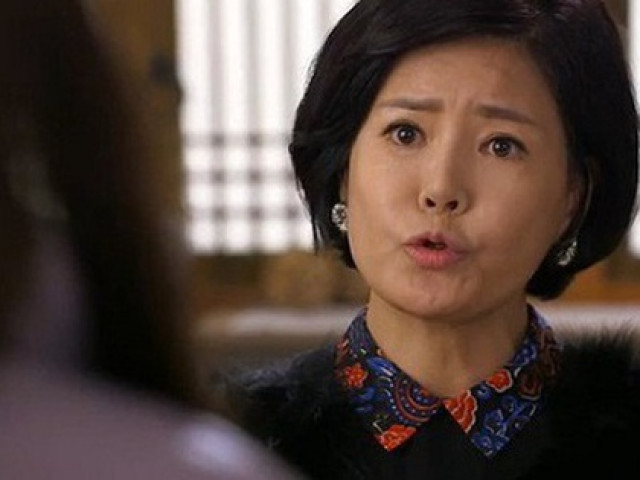 Bạn trẻ - Cuộc sống - Ăn cỗ giao thừa, mẹ chồng nói với con dâu: "Con đừng đứng phụ như người ngoài nữa, xuống bếp mà ăn, cho mọi người thoải mái"