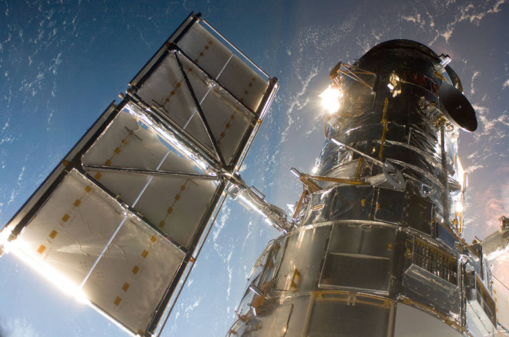 Hubble được chụp từ "cánh tay" của tàu Discovery - Ảnh: NASA