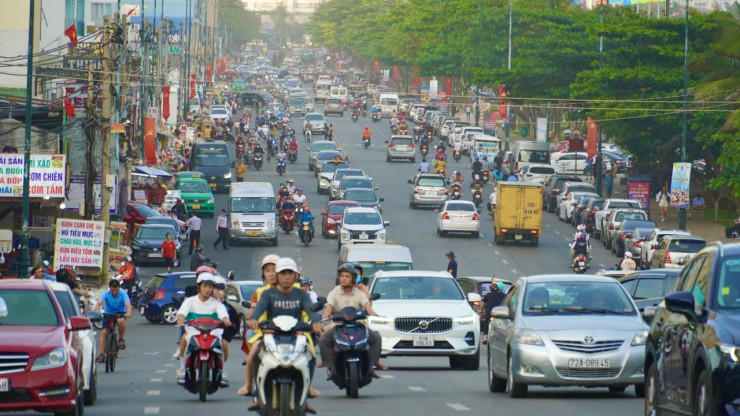 Đường Thuỳ Vân (Bãi Sau, TP Vũng Tàu) đông đúc trong chiều mùng 2 Tết, càng về chiều lượng khách về càng đông.