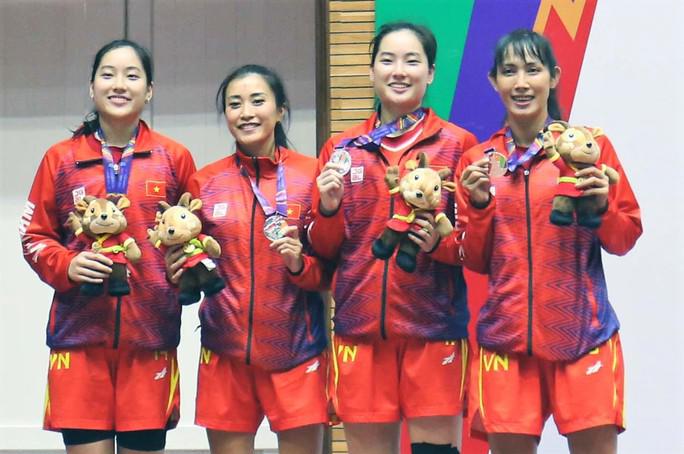 Đội bóng rổ 3x3 nữ Việt Nam giành huy chương bạc SEA Games 31 (Ảnh: VBF)