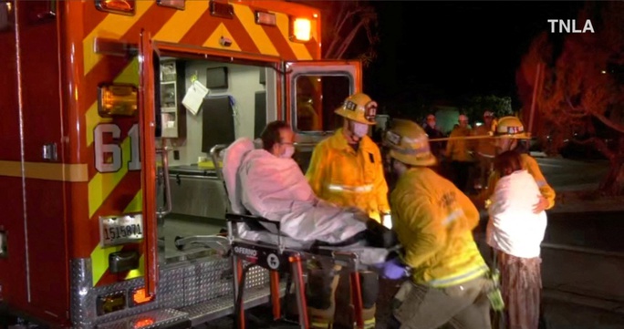 Đội ứng cứu khẩn cấp hỗ trợ các nạn nhân sau vụ nổ súng ở TP Monterey Park, California, ngày 22-1. Ảnh: Reuters