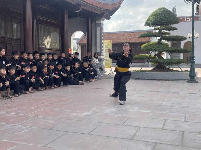 Nữ võ sinh của Trung tâm võ thuật tài năng trẻ Bắc Ninh biểu diễn bài võ mèo “Miêu tẩy diện” (Mèo rửa mặt)