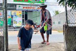 Tin tức trong ngày - CLIP: Người khổng lồ cao hơn 2,1m ở Cần Thơ bây giờ ra sao?