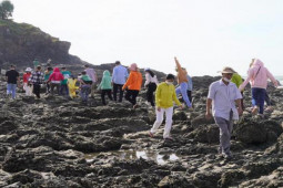 Tin tức trong ngày - Dòng người "vượt biển" viếng miếu Hòn Bà đầu năm