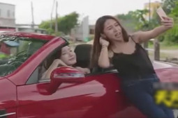 Clip hài hước - "Sống ảo" thói quen khó bỏ của chị em cho dù chuyện gì xảy ra