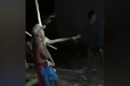 Thế giới - CLIP: Kịch tính giải cứu người đàn ông bị trăn siết cổ