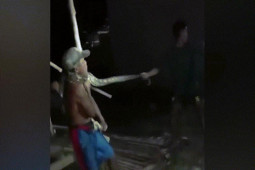 Thế giới - CLIP: Kịch tính giải cứu người đàn ông bị trăn siết cổ