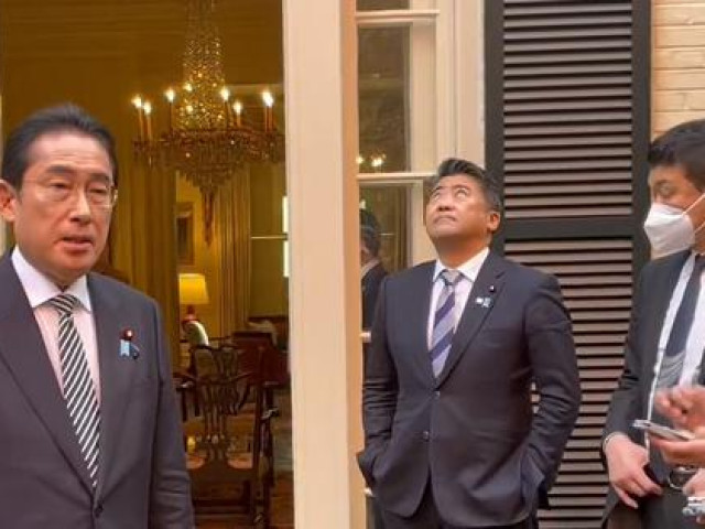 Thế giới - Quan chức Nhật Bản bị mẹ mắng vì cho tay vào túi quần