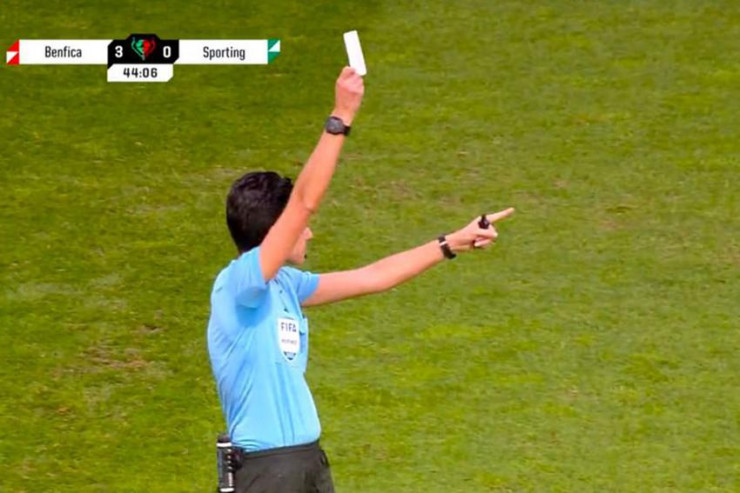 Chiếc thẻ trắng tôn vinh hành động Fair Play trong bóng đá nhưng tạo ra tranh cãi với nhiều ý kiến trái chiều. ẢNH: CANAL 11