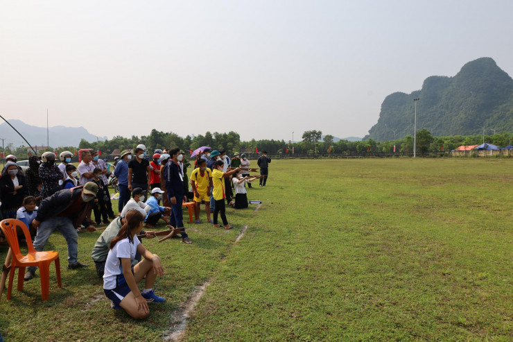 Những VĐV nam, nữ người Khùa tại một giải thi đấu bắn nỏ cấp huyện
