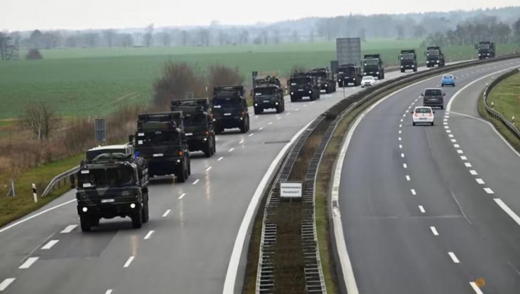 Đoàn xe vận chuyển hệ thống tên lửa phòng không Patriot từ Đức tới Ba Lan ngày 23-1. Ảnh: REUTERS