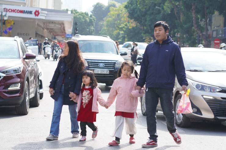 Dòng người du xuân 'chật ních' Hồ Gươm trong chiều Mùng Ba nắng đẹp - 3