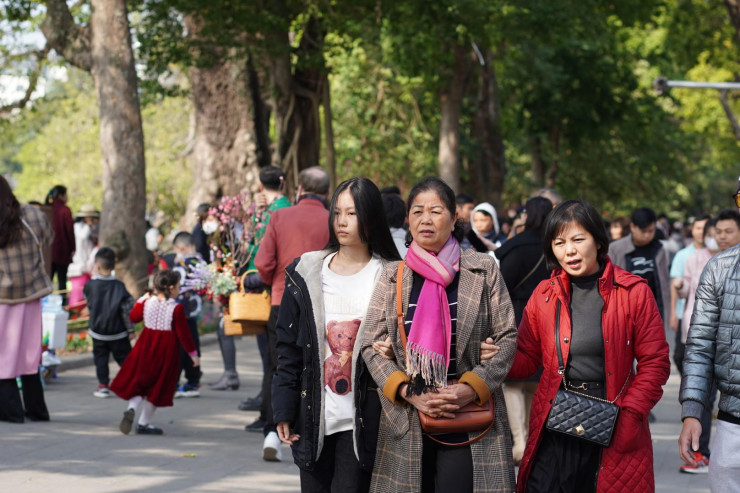 Dòng người du xuân 'chật ních' Hồ Gươm trong chiều Mùng Ba nắng đẹp - 7