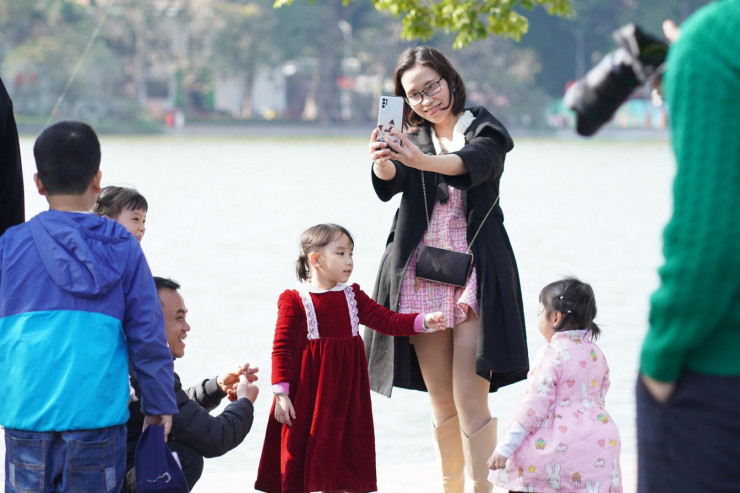 Dòng người du xuân 'chật ních' Hồ Gươm trong chiều Mùng Ba nắng đẹp - 9