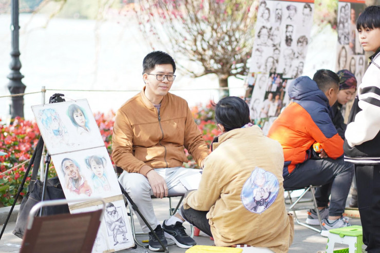 Dòng người du xuân 'chật ních' Hồ Gươm trong chiều Mùng Ba nắng đẹp - 14