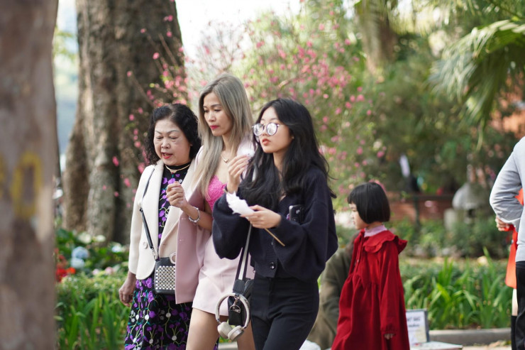 Dòng người du xuân 'chật ních' Hồ Gươm trong chiều Mùng Ba nắng đẹp - 16