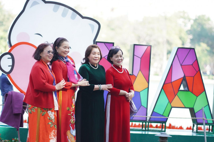 Dòng người du xuân 'chật ních' Hồ Gươm trong chiều Mùng Ba nắng đẹp - 21