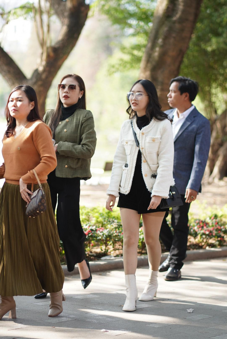 Dòng người du xuân 'chật ních' Hồ Gươm trong chiều Mùng Ba nắng đẹp - 19