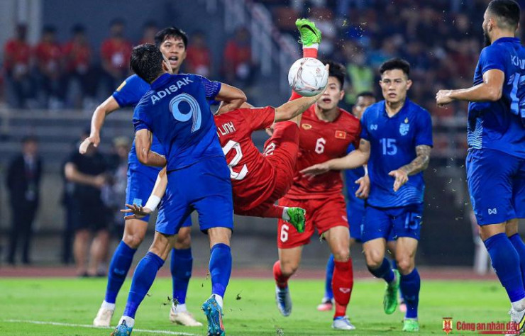 ĐTQG Việt Nam và ĐTQG Thái Lan thi đấu trận chung kết lượt về AFF Cup 2022. Ảnh: Hoài Thu.