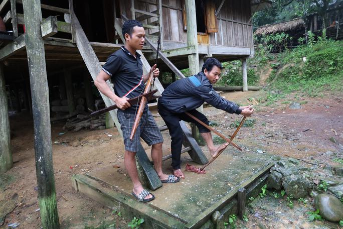 Những chiếc "nỏ thần" của người Khùa ở xã Trọng Hóa