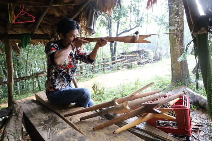 Chiếc nỏ được người Khùa chế tác kỹ lưỡng