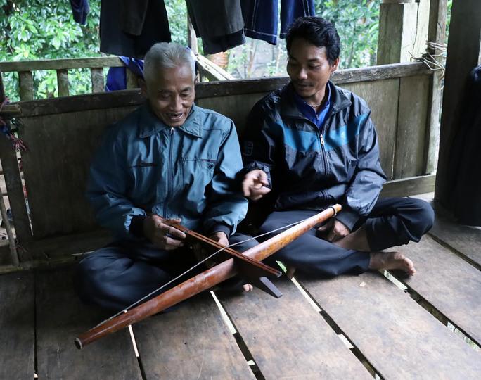 Từ xa xưa, người Khùa đã dùng nỏ để săn bắn thú dữ, tự vệ và đánh đuổi quân giặc