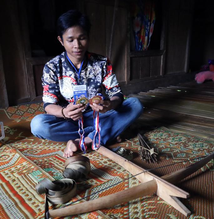 Hồ My - thanh niên người Khùa - đạt nhiều thành tích trong bộ môn bắn nỏ