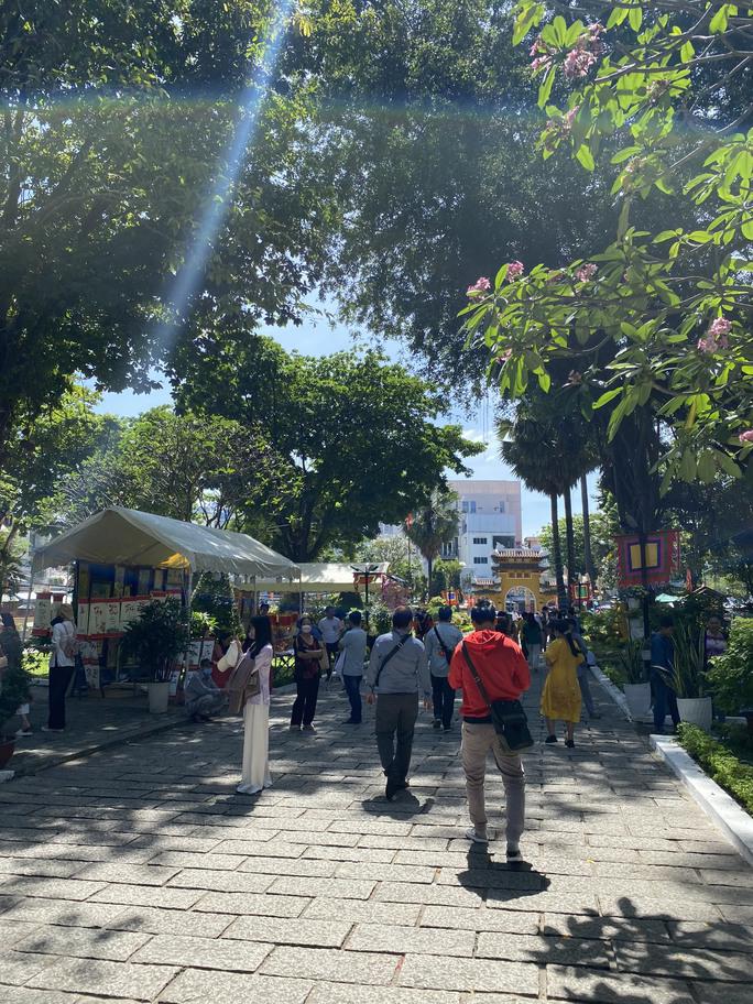 Toàn khu lăng rộng khoảng 18.500 m2, tọa lạc trên một gò đất cao với vị thế đắc địa.