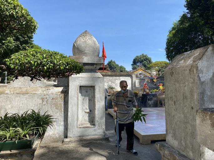 Với ông Minh, ngày Tết thật sự trọn vẹn khi được dâng hương, cầu nguyện Đức Thượng Công phù hộ cho quốc thái dân an, gia đạo thuận hòa và rước về một cành lộc biếc.