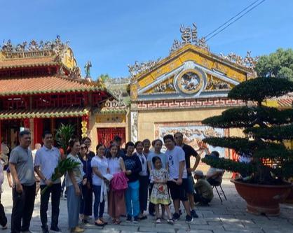 Một đại gia đình rất đông thành viên cùng đến dâng lễ, cầu nguyện bình an và chụp ảnh lưu niệm.