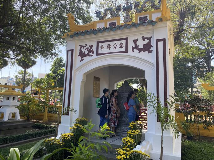 Nhiều bạn trẻ chăm chú đọc Văn bia do Kinh lược sứ Hoàng Cao Khải viết vào năm Giáp Ngọ (1894) được đặt trang trọng tại đây.