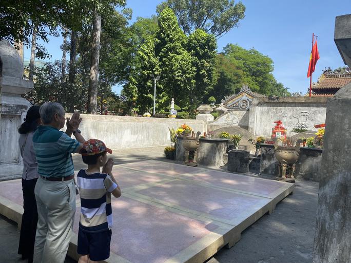 Ông bà và cháu thành tâm khấn nguyện trước mộ phần Đức Thượng công và phu nhân