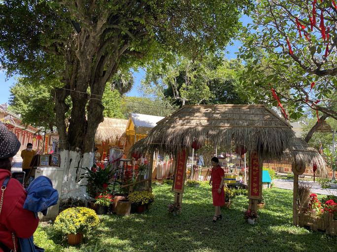 Không gian rộng rãi, thoáng  mát, rợp bóng cây xanh của Lăng Ông thêm sinh động, tràn đầy sắc Xuân với lối trang trí mang phong vị Tết xưa, hài hòa, đẹp mắt.