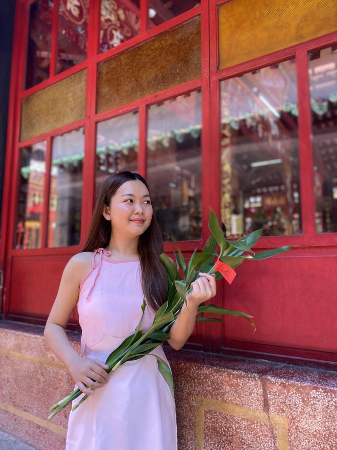 Hoàng Yến (25 tuổi) lần đầu đến Lăng Ông và vô cùng ấn tượng với nét kiến trúc cổ xưa tuyệt đẹp nơi này.