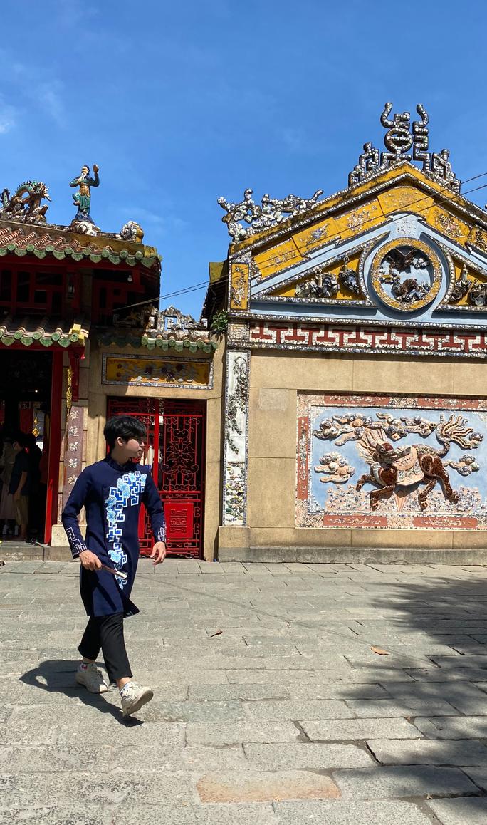 Ngày càng nhiều bạn trẻ chọn áo dài truyền thống khi du xuân