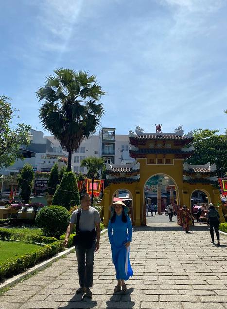 Bước vào công trình văn hóa - lịch sử - tâm linh nổi tiếng này, mọi người đều ý thức mặc y phục kín đáo, lịch sự.