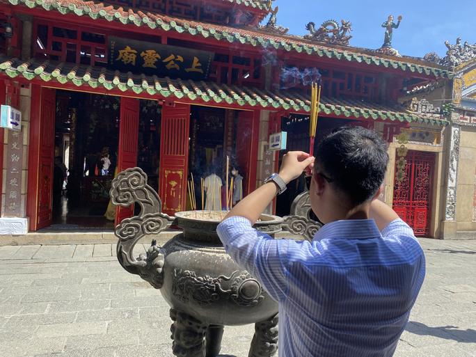 Chàng trai này cho biết đã duy trì thói quen đến Lăng Ông mỗi dịp Tết Nguyên Đán suốt hơn 10 năm, bắt đầu từ khi còn là sinh viên năm thứ hai đại học cho đến nay.