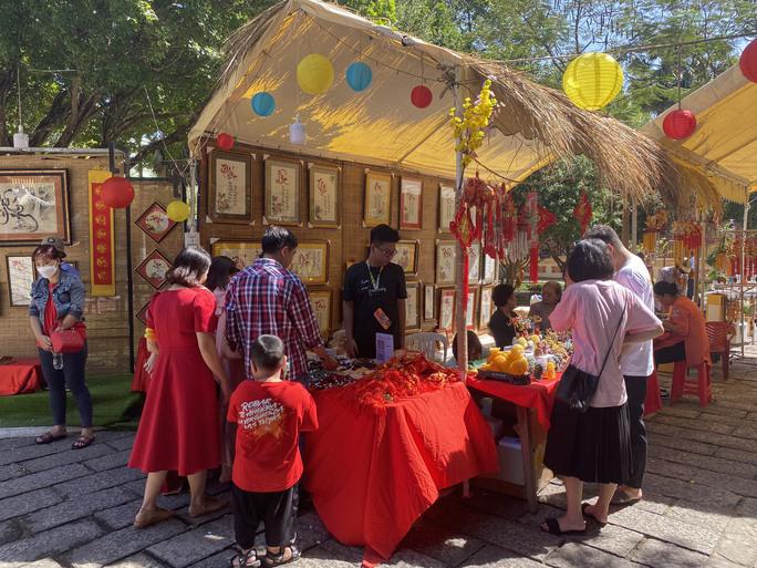 Các gian hàng thư pháp, vật phẩm phong thủy tạo thêm sự sinh động cho không gian chung