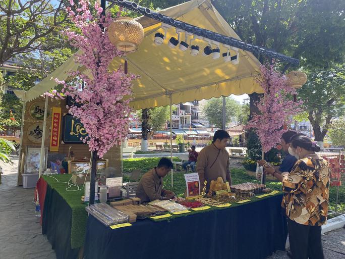 Sắc xuân ở Lăng Ông Bà Chiểu - di tích gần 200 năm tuổi - 17