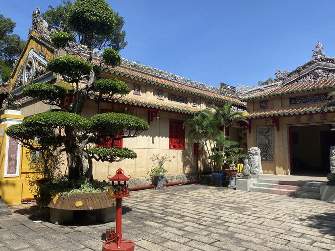 Ngày thường, Lăng Ông cũng là điểm hẹn văn hóa, nơi dạo mát, sinh hoạt tập thể, thưởng lãm nghệ thuật với nhiều sự kiện ý nghĩa cho người dân