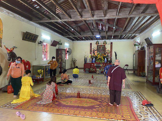 Ở khu Tây Lang của lăng, âm thanh "lắp xắp" đều đặn phát ra mỗi khi có người lắc ống xăm. Đây là phong tục đặc sắc của cộng đồng từ xưa vẫn lưu truyền đến nay. Mọi người đến xin xăm vào dịp đầu năm, hay lúc có việc hệ trọng cần kính thỉnh thần ý…